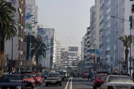 Image du Maroc Professionnelle de  Le Boulevard d’Anfa très important axe routier qui relie l’Est et l’Ouest de la cité blanche. Jusqu’aux année 90 du siècle dernier le Boulevard d'Anfa était dans sa majorité bordé de luxueuse villas entouré de jardins verdoyants qui ont presque tous disparues laissant  leur emplacement pour l’édifation de building spéculation et la recherche du profit le lot qui finira par tout détruire toute la classe et la joie de vivre des Casablancais. Photo réalisée, Lundi 9 Février 2009. (Photo / Abdeljalil Bounhar) 